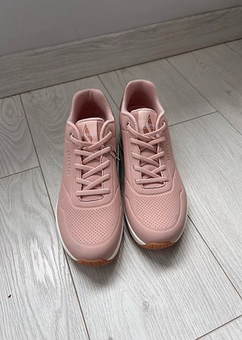 Pembe Bağcıklı Kadın Spor Ayakkabı
