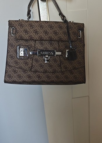 Guess Çanta %100 orijinaldir askısı yoktur elde tutmalı