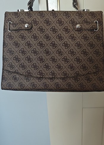  Beden Guess Çanta %100 orijinaldir askısı yoktur elde tutmalı