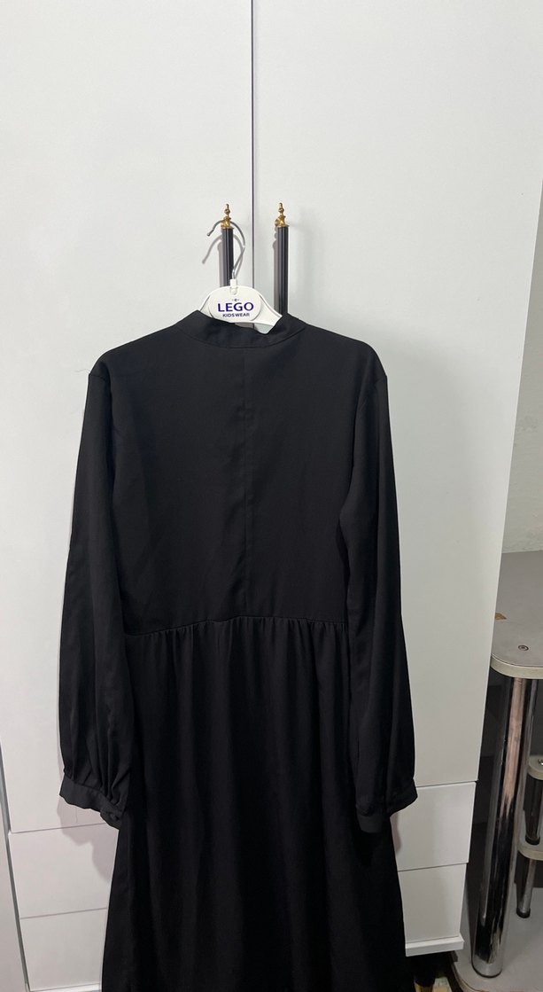 Uzun Siyah Fırfırlı Geniş Kesim Elbise - Görsel 4