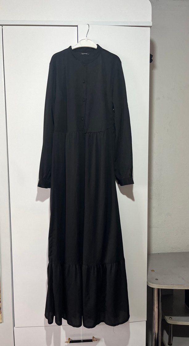 Uzun Siyah Fırfırlı Geniş Kesim Elbise - Görsel 3