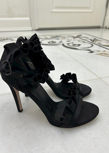 Siyah Fırfırlı Stiletto Topuklu Kadın Ayakkabı