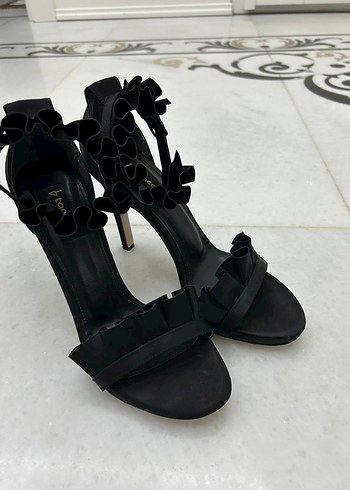 Kemal Tanca Siyah Fırfırlı Stiletto Topuklu Kadın Ayakkabı
