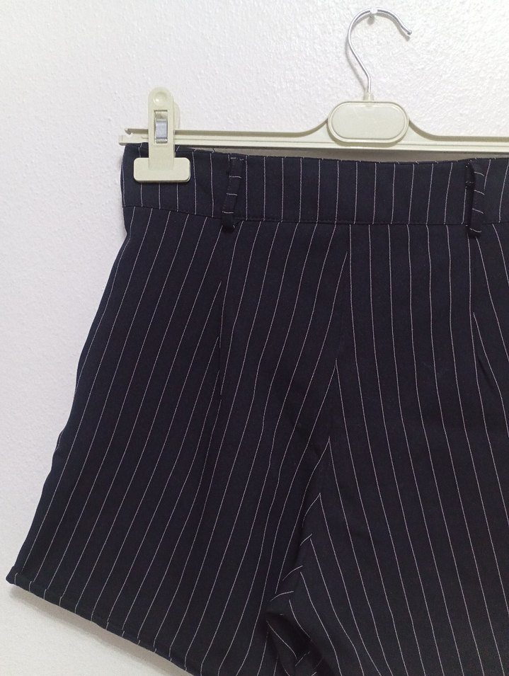 Gri Çizgili Pilili Mini Şort - Görsel 4