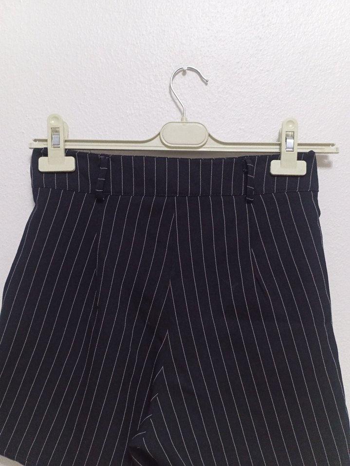 Gri Çizgili Pilili Mini Şort - Görsel 3