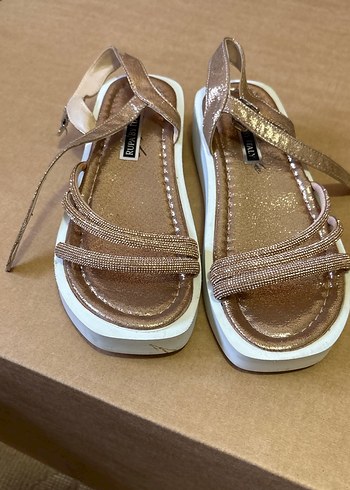 Bej Parlak Bantlı Dolgu Topuklu Kadın Sandalet - Görsel 3