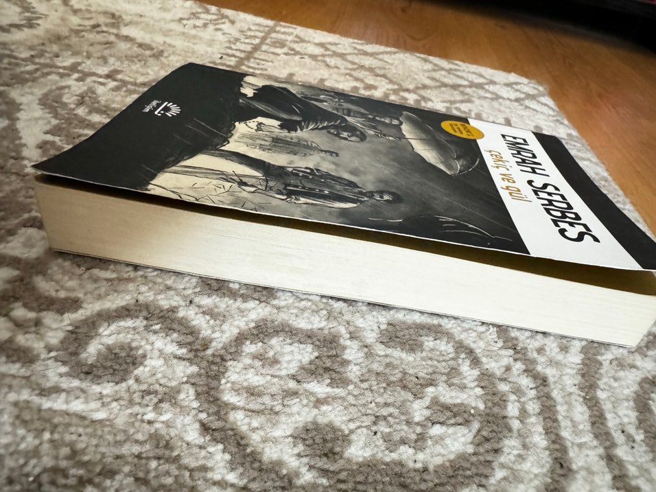 Emrah Serbes - Çekiç ve Gül Romanı - Görsel 2