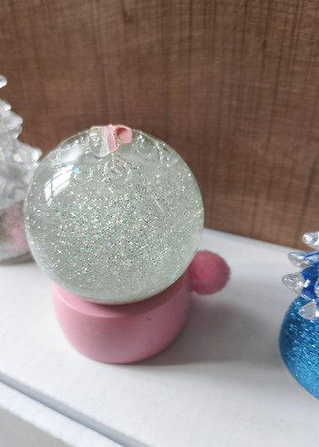 Renkli Kar Küresi ve Ağaç Figürleri - Görsel 3