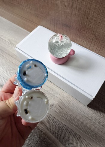 Renkli Kar Küresi ve Ağaç Figürleri - Görsel 4