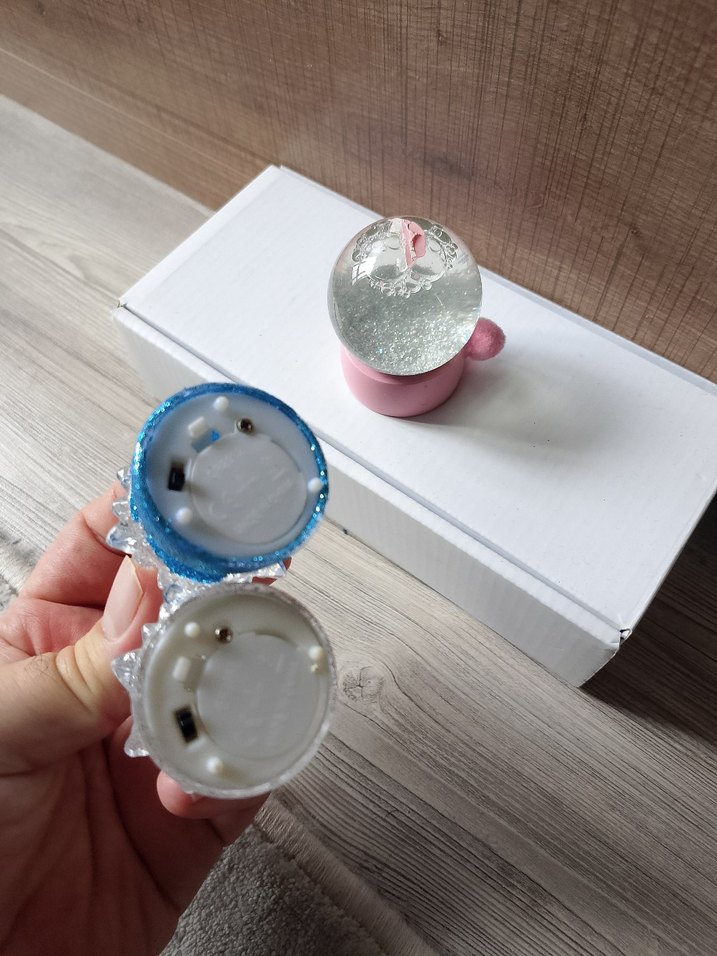 Renkli Kar Küresi ve Ağaç Figürleri - Görsel 4