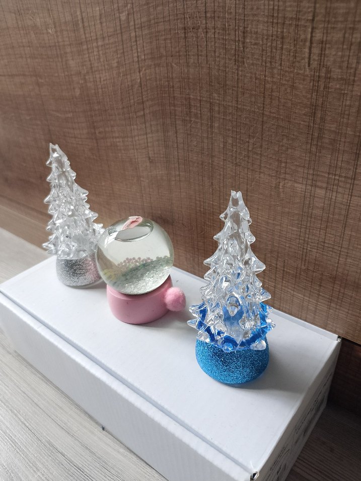 Renkli Kar Küresi ve Ağaç Figürleri - Görsel 2