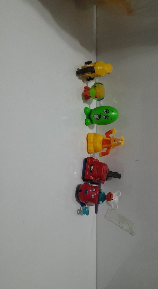 Renkli Çeşitli Oyuncak Figürler - Görsel 2