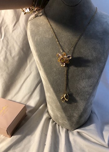 Altın Renk Zincir Detaylı Kadın ÇİCEKLİ SWAROSKİ MODEL KOLYE - Görsel 3