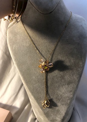 Altın Renk Zincir Detaylı Kadın ÇİCEKLİ SWAROSKİ MODEL KOLYE - Görsel 7