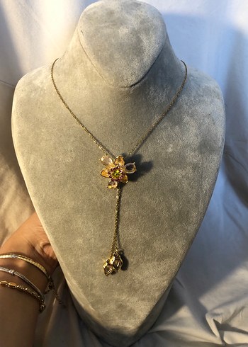 Altın Renk Zincir Detaylı Kadın ÇİCEKLİ SWAROSKİ MODEL KOLYE - Görsel 2