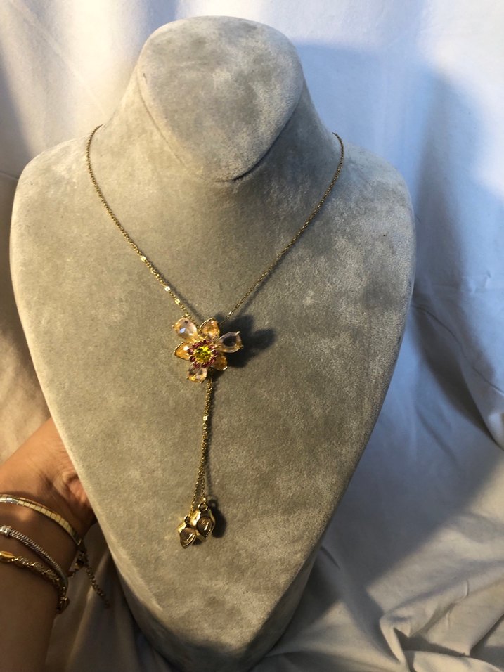 Altın Renk Zincir Detaylı Kadın ÇİCEKLİ SWAROSKİ MODEL KOLYE - Görsel 4