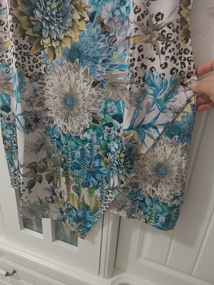 Çiçek Desenli Asimetrik Kesim Elbise - Görsel 3