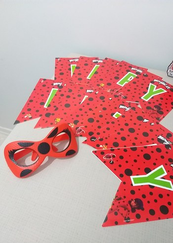  Kırmızı Puantiyeli Parti Gözlüğü ve Afiş