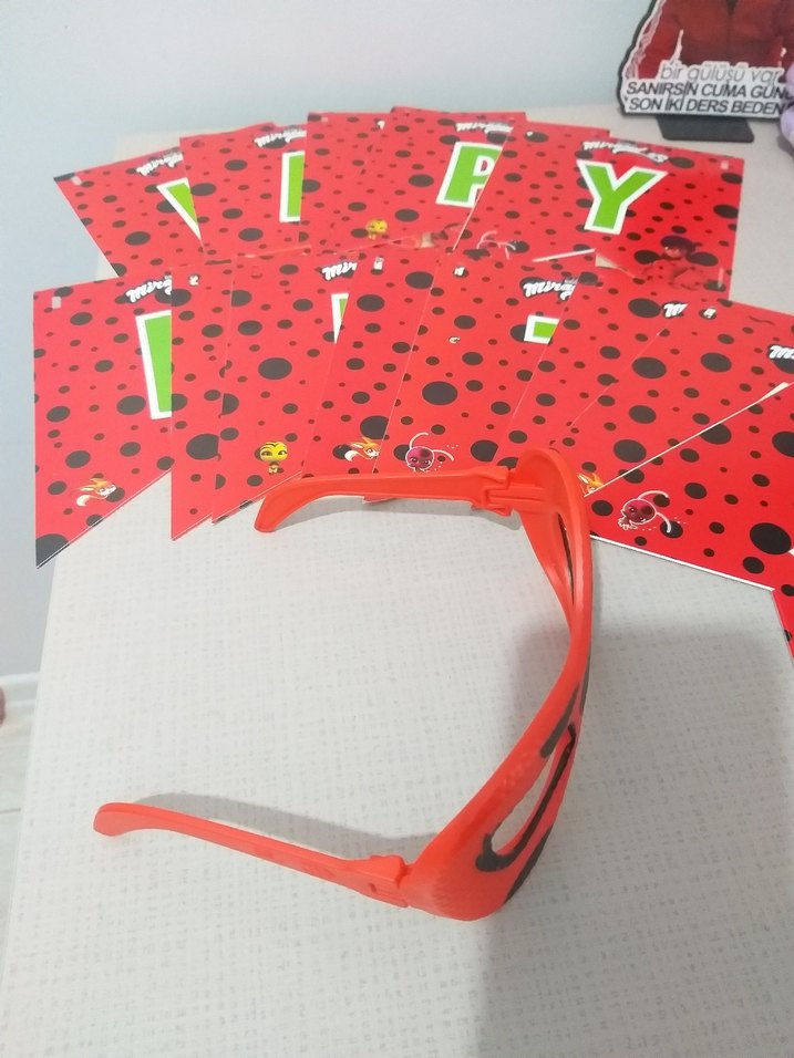 Kırmızı Puantiyeli Parti Gözlüğü ve Afiş - Görsel 3