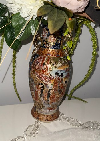 Koyu Desenli Beyaz Vazo - Görsel 3