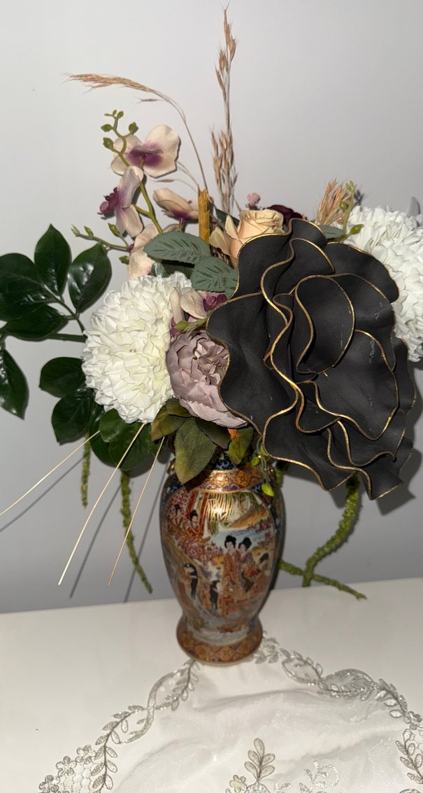 Koyu Desenli Beyaz Vazo - Görsel 2