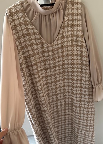 Bej V Yakalı Ekose Desenli Uzun Elbise - Görsel 2