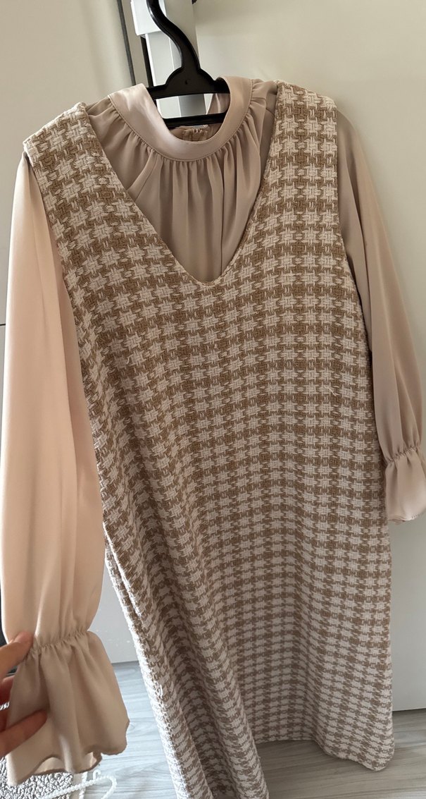 Bej V Yakalı Ekose Desenli Uzun Elbise - Görsel 2