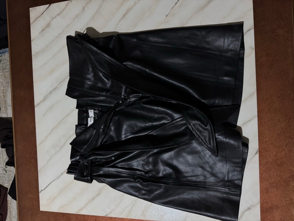 Kadın Siyah Deri Kemerli Mini Şort - Görsel 2