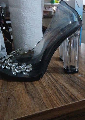 38 Beden Siyah Çiçekli Taşlı Stiletto