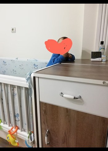 Beyaz ve kahverengi bebek beşiği büyüyen yataklı yavru yataklı
