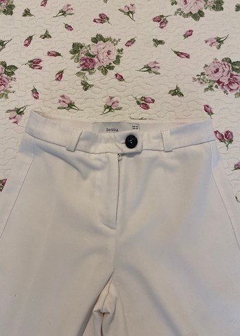 Beyaz Düğmeli Mini Kumaş Pantolon