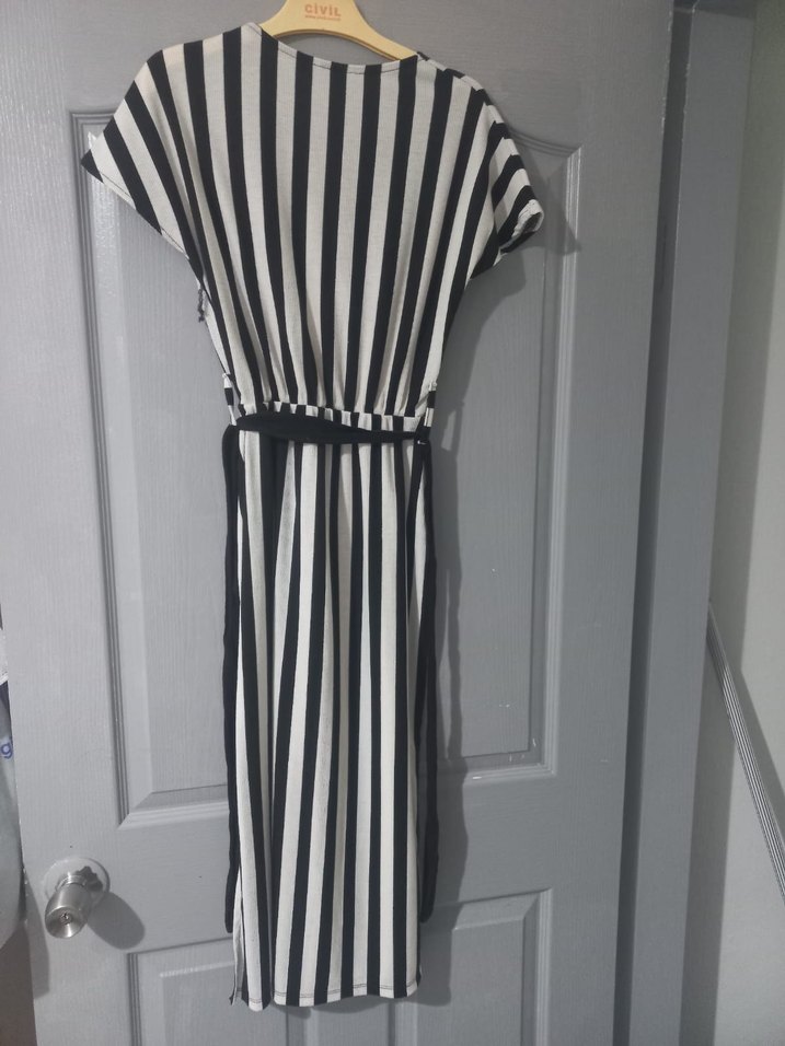 Çizgili Pilili V Yaka Uzun Elbise - Görsel 4