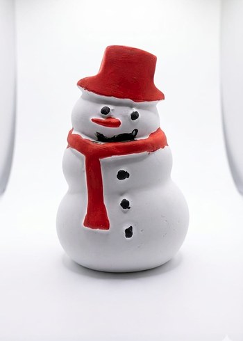 Renkli atkı ve şapkalı beyaz kardan adam figürü - Görsel 3