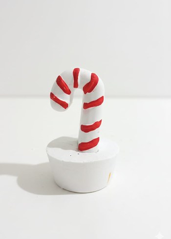 Renkli atkı ve şapkalı beyaz kardan adam figürü - Görsel 6