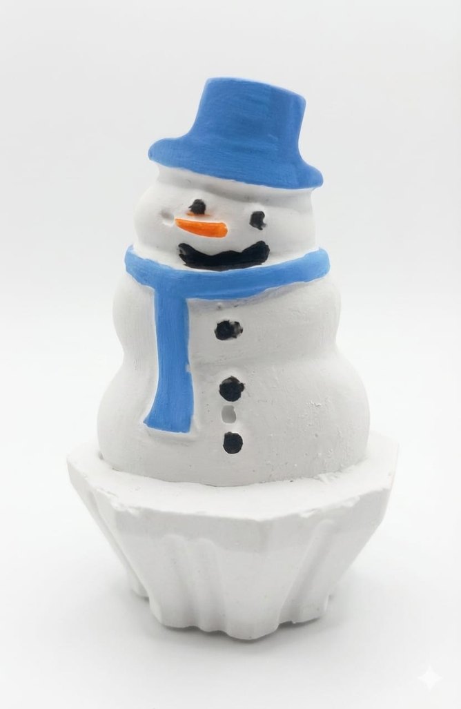 Renkli atkı ve şapkalı beyaz kardan adam figürü - Görsel 2