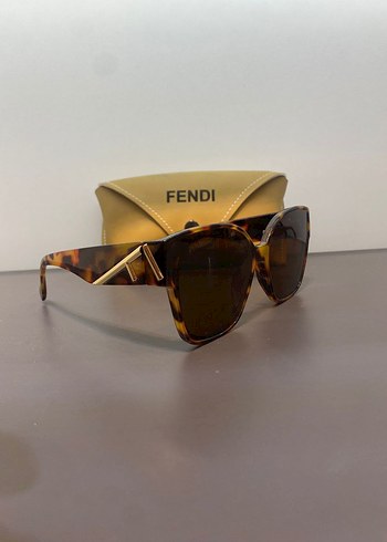Fendi Kahverengi Tokalı Kadın Güneş Gözlüğü