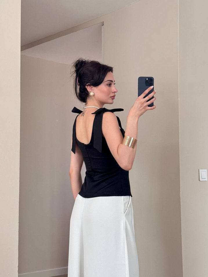 Siyah Fiyonk Detaylı İnce Askılı Üst - Görsel 3