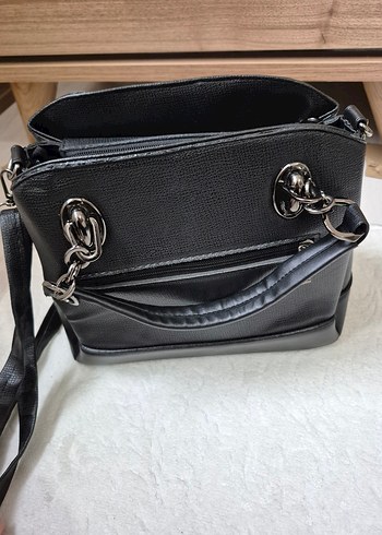 Siyah Parlak Deri Tokalı Kadın Çanta - Görsel 3