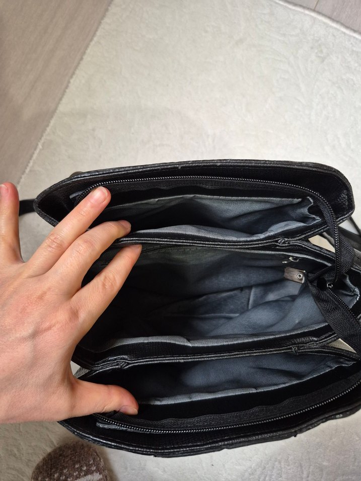 Siyah Parlak Deri Tokalı Kadın Çanta - Görsel 5