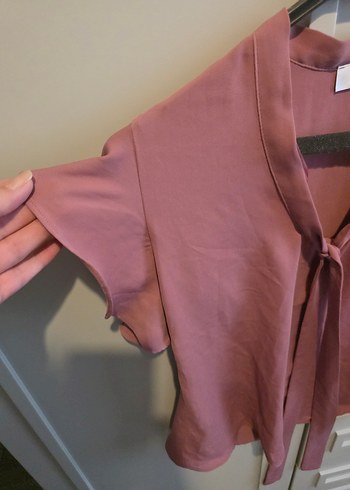 Pembe V Yaka Kısa Kollu Fırfırlı Bluz - Görsel 4