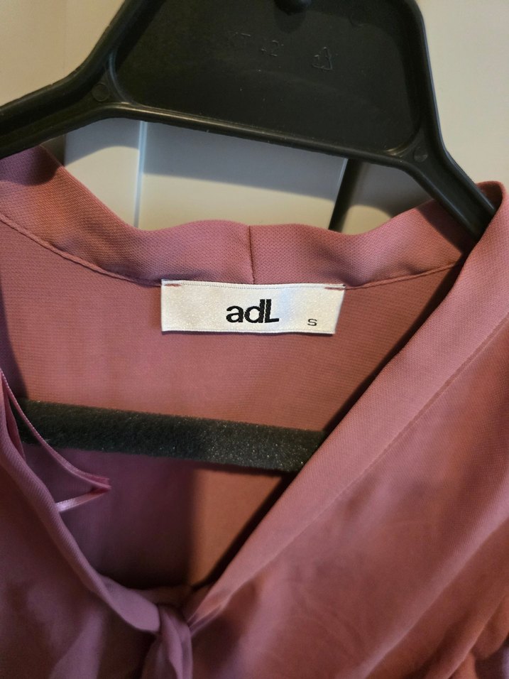 Pembe V Yaka Kısa Kollu Fırfırlı Bluz - Görsel 5