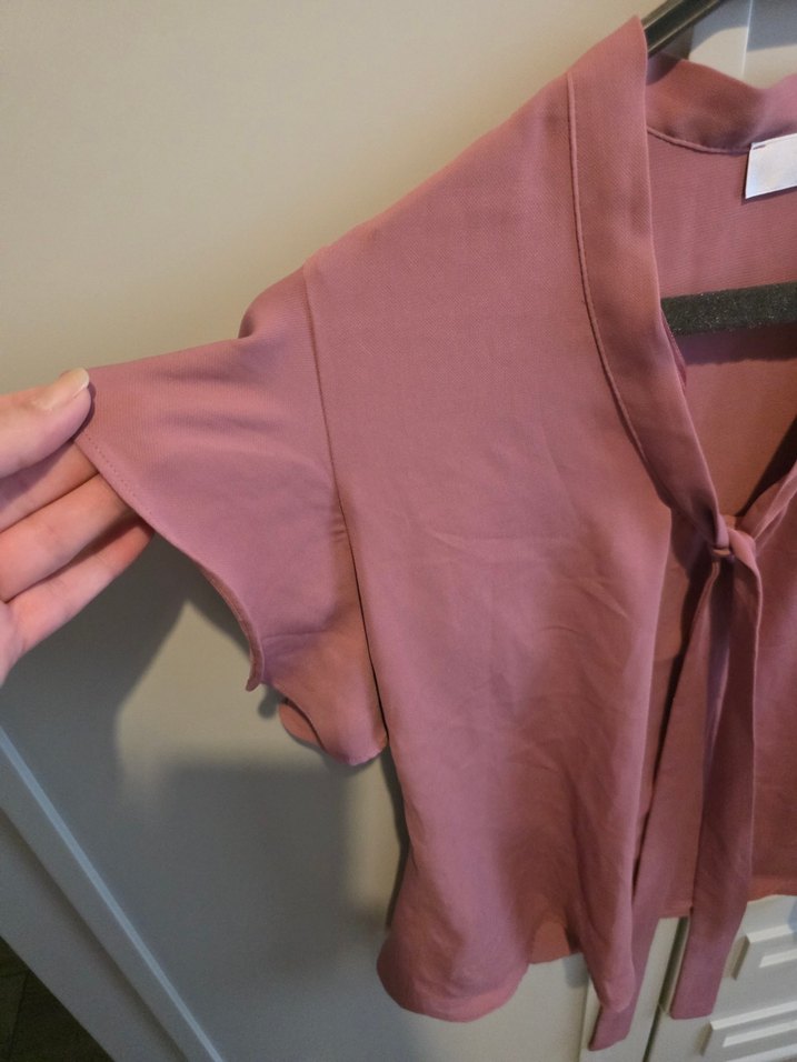 Pembe V Yaka Kısa Kollu Fırfırlı Bluz - Görsel 4