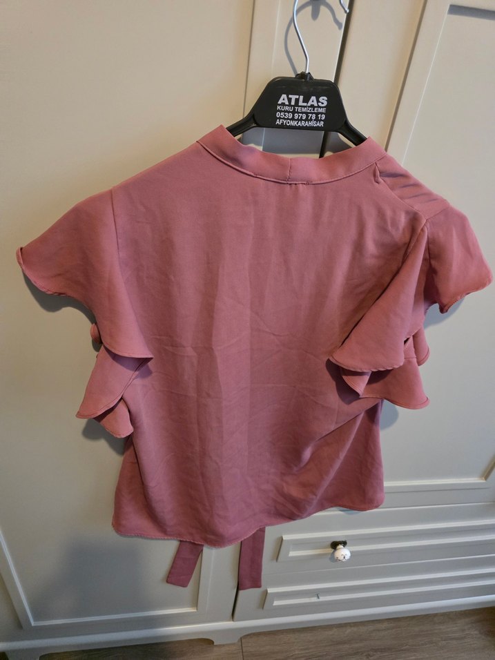 Pembe V Yaka Kısa Kollu Fırfırlı Bluz - Görsel 3