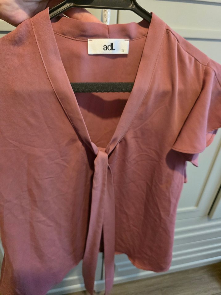 Pembe V Yaka Kısa Kollu Fırfırlı Bluz - Görsel 2