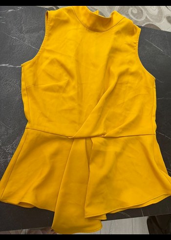 Sarı Kemerli Yüksek Yakalı Kolsuz Bluz - Görsel 5