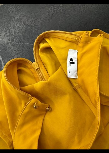 Sarı Kemerli Yüksek Yakalı Kolsuz Bluz - Görsel 4