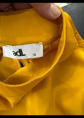 Sarı Kemerli Yüksek Yakalı Kolsuz Bluz - Görsel 3