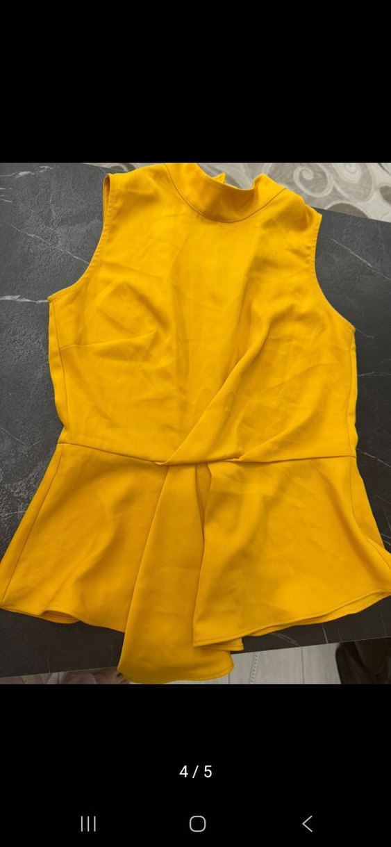 Sarı Kemerli Yüksek Yakalı Kolsuz Bluz - Görsel 5