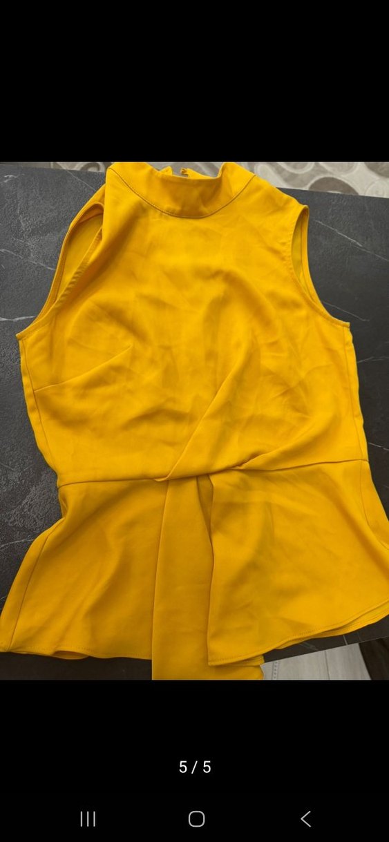 Sarı Kemerli Yüksek Yakalı Kolsuz Bluz - Görsel 2