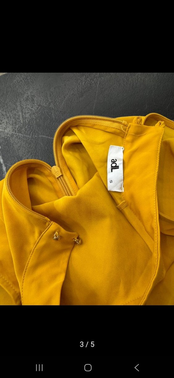 Sarı Kemerli Yüksek Yakalı Kolsuz Bluz - Görsel 4